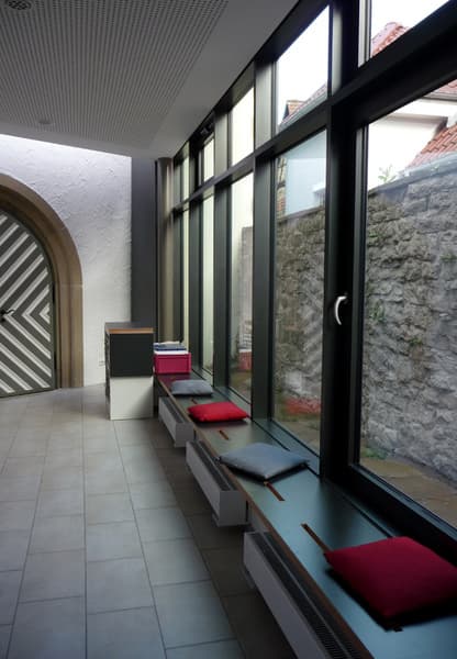 Innenliegende Fensterfront mit Metallprofilen