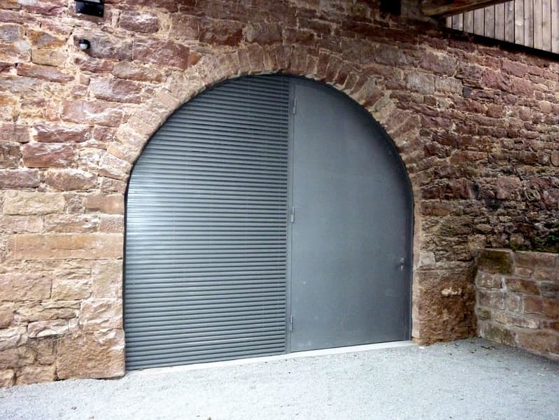 Maßgefertigte Toranlage in historischer Öffnung