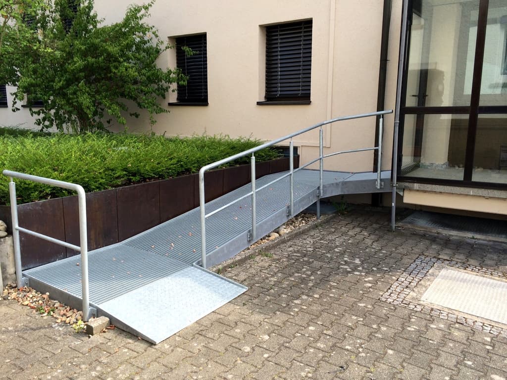 Barrierefreie Rampenanlage mit Geländer