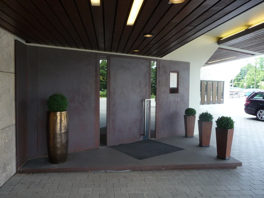 Eingangsportal mit großformatiger Metalltür